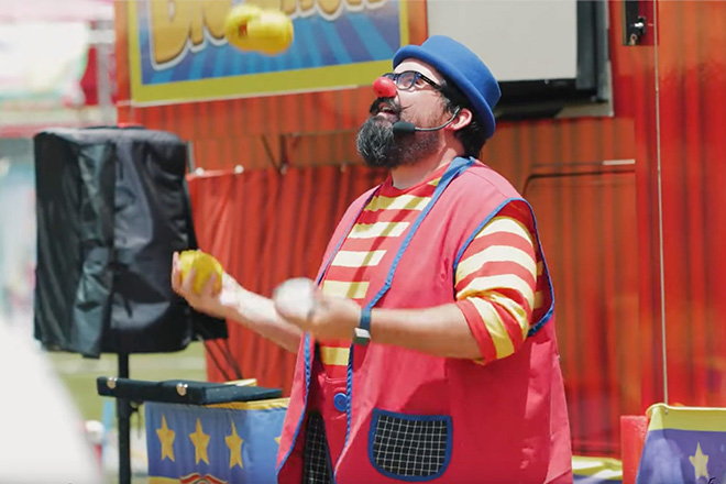 Lew-E the clown juggling